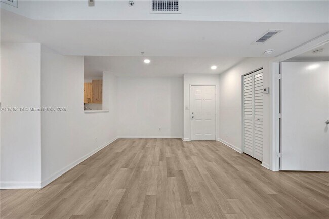Foto del edificio - 649 E Sheridan St