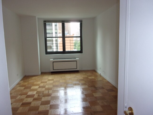 Building Photo - 200 E 72nd St