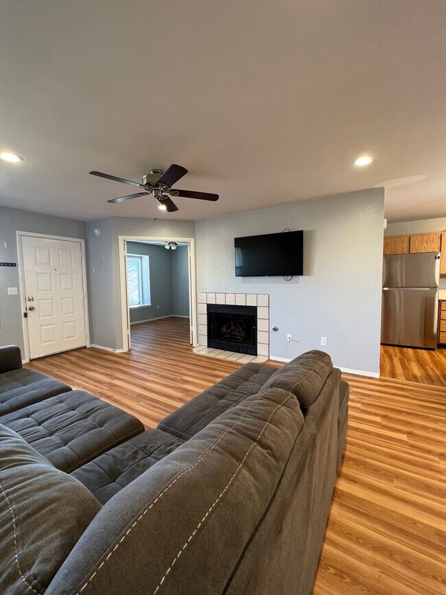 Building Photo - Two Bedroom Condo with great views!