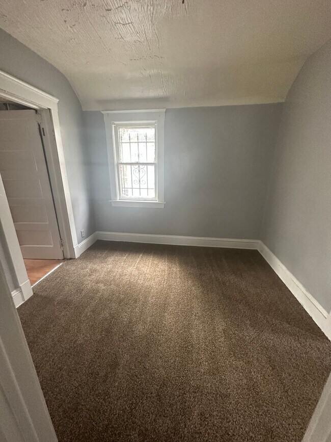Building Photo - 2bd Single Cleveland East Side Cash Pay