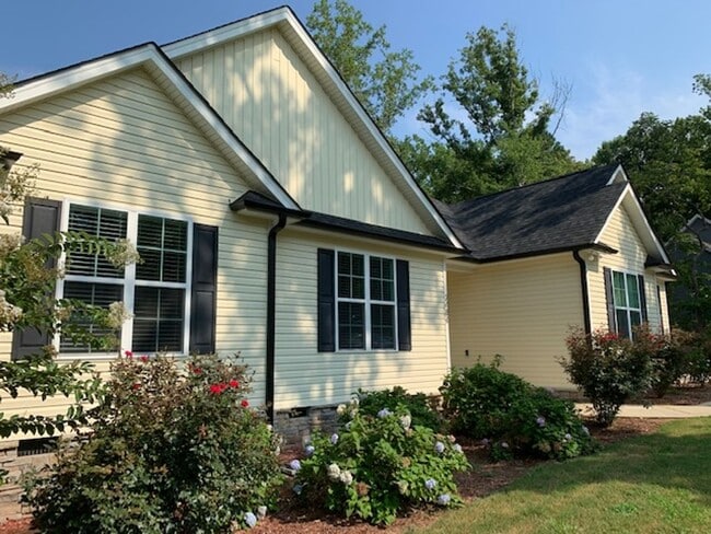 Building Photo - Adorable Ranch Home in a Great Neighborhood!