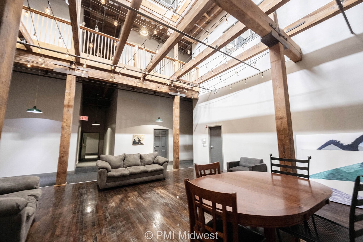 Primary Photo - Lofts on Madison