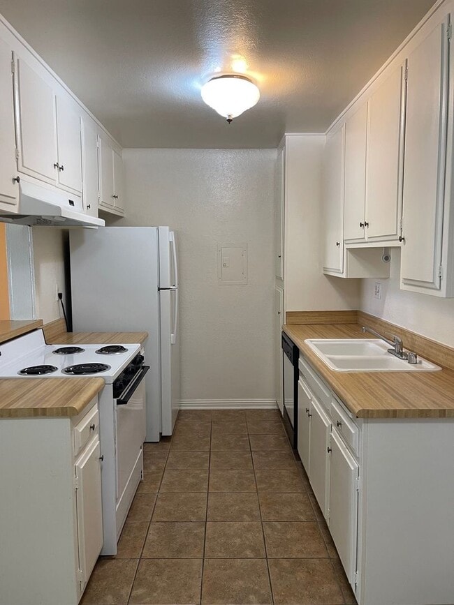 Building Photo - 1 Bed 1 bath Ground floor Condo by South C...