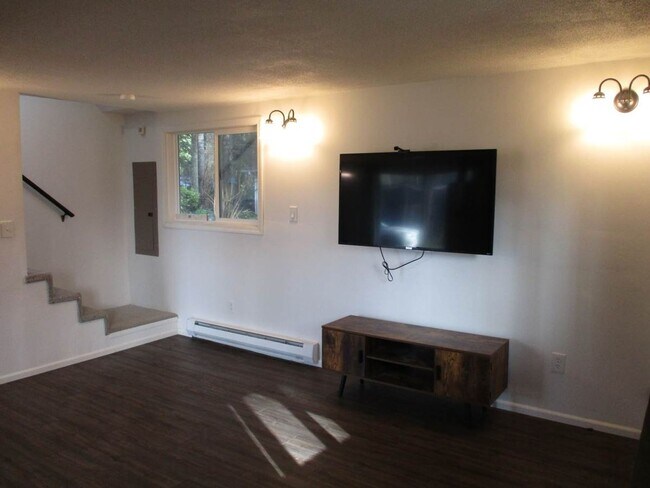 Building Photo - 2 Bedroom 2 Bathroom Lake Holiday Home