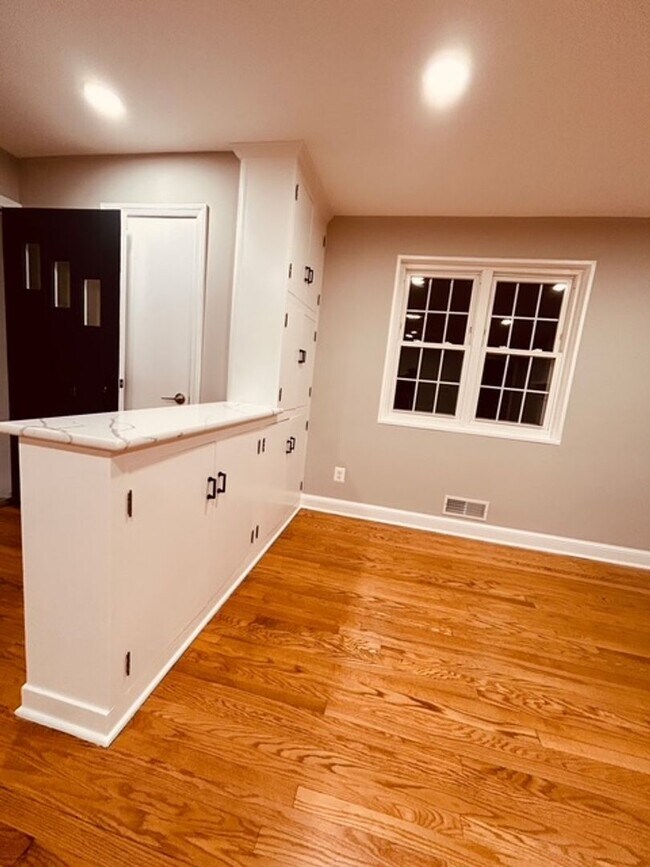 Building Photo - NICE  3BR RAMBLER CLOSE TO NIH