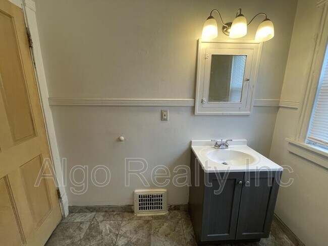 Foto del edificio - 2411 Golden Valley Rd