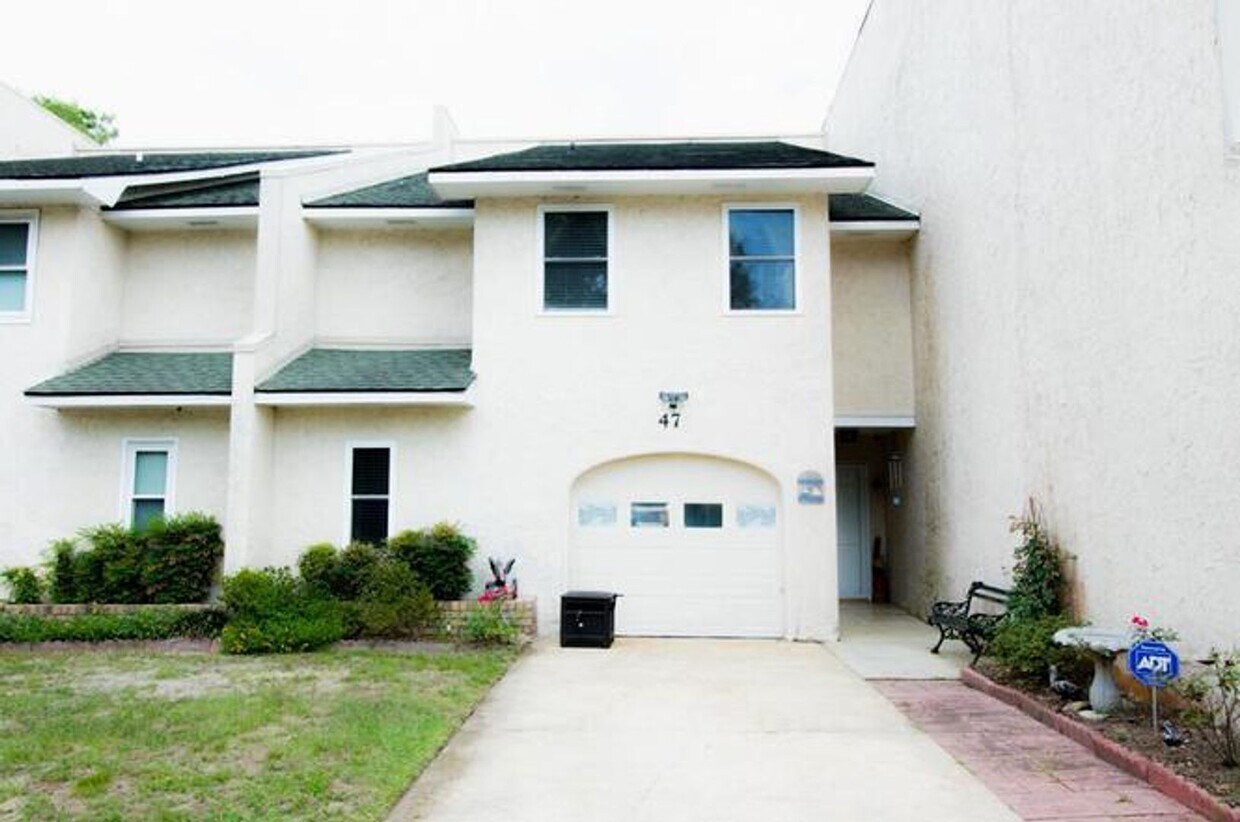 Foto principal - Convenient 3-Bed, 2.5-Bath James Island Co...