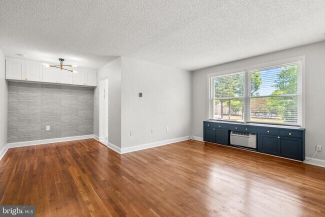 Foto del edificio - 7630 Tomlinson Ave