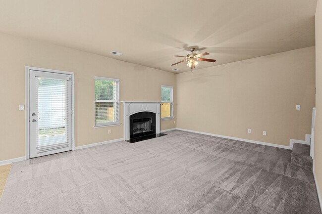 Building Photo - 2203 Grandview - Close to Gate 1 of Fort G...