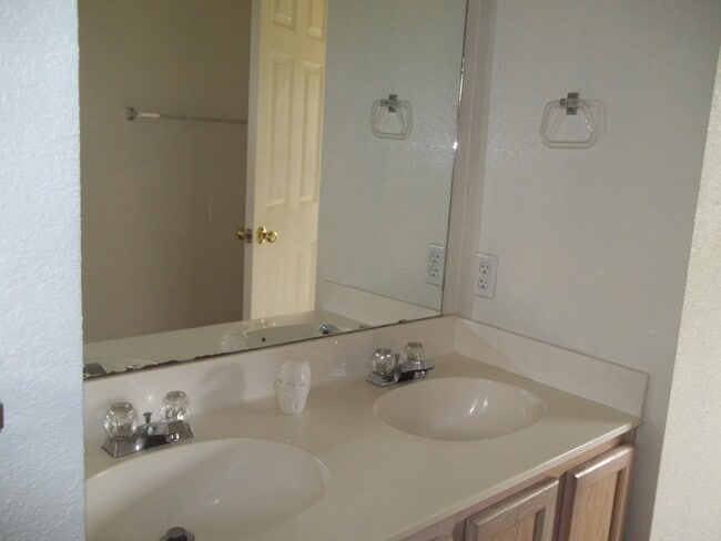 Building Photo - 2205 Garrett Dr