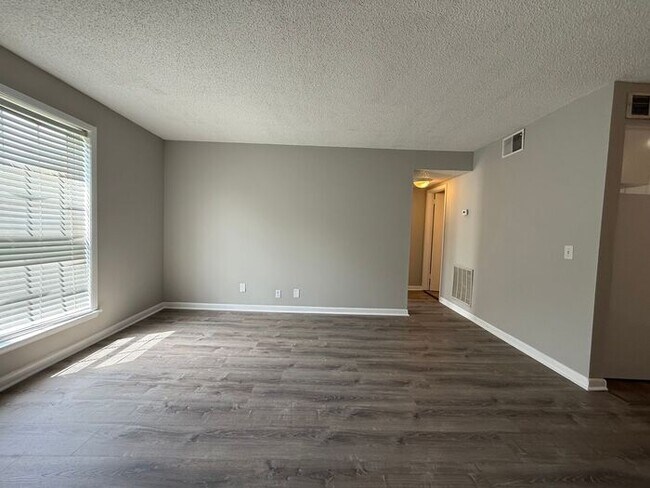 Foto del edificio - Renovated Cute & Affordable 1 Bedroom in M...