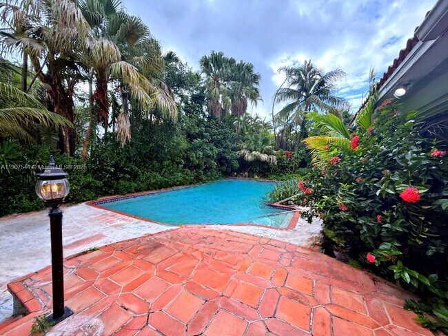 Foto del edificio - 1915 Country Club Prado