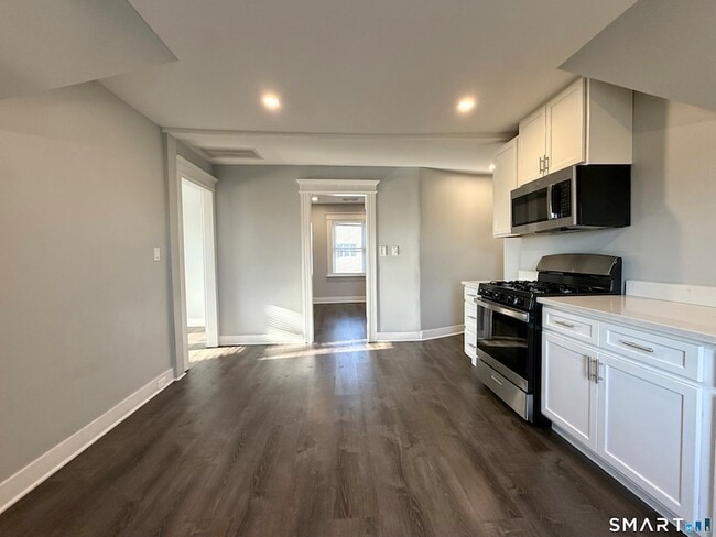 Foto del edificio - 7 Burritt Ave