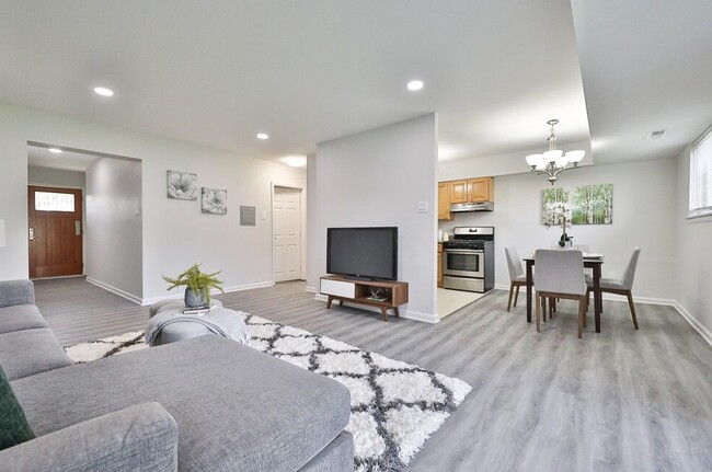 Living/Dining Area-Classic - Hamilton Court East Apartments