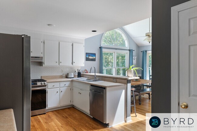 Foto del edificio - 5501 Silver Birch Ln