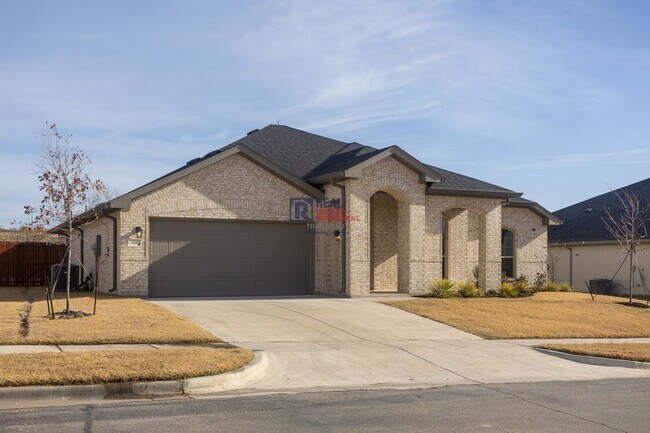 Building Photo - Spacious Glen Rose Home with Open Floorplan & Office Space