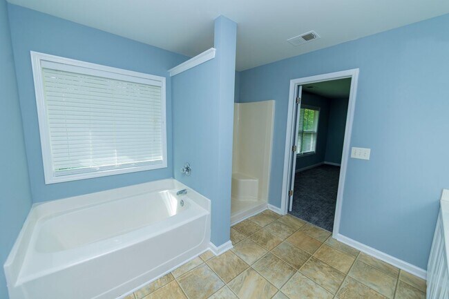 Foto del edificio - 5815 Weddington Dr