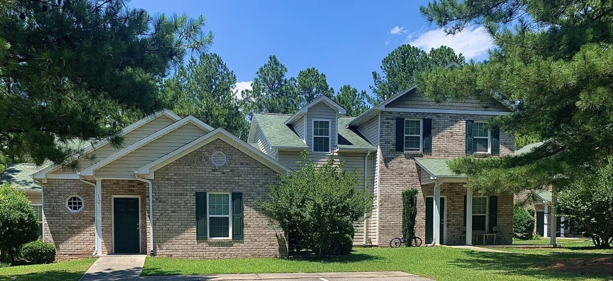 Abingdon Square Townhomes and Apartments Apartments in Pinehurst, NC