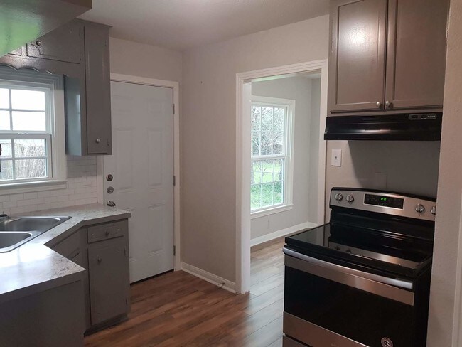 Building Photo - 606 W Dean Ave