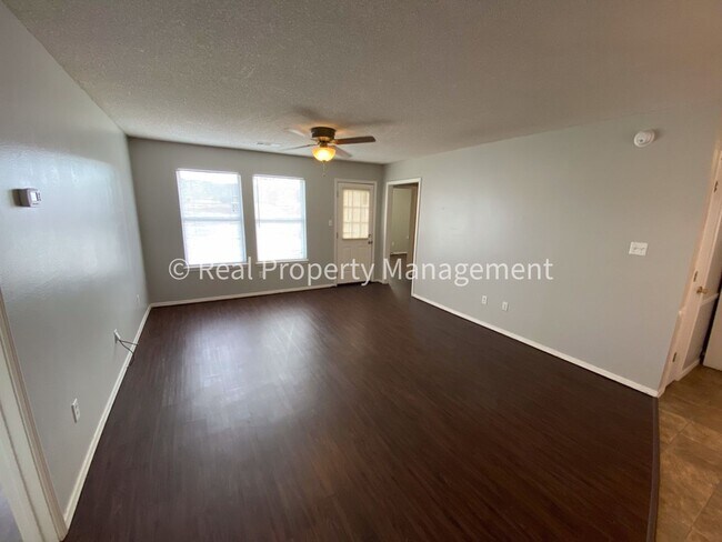 Building Photo - RENT READY! - 3 bed 1 bath house in Greenw...