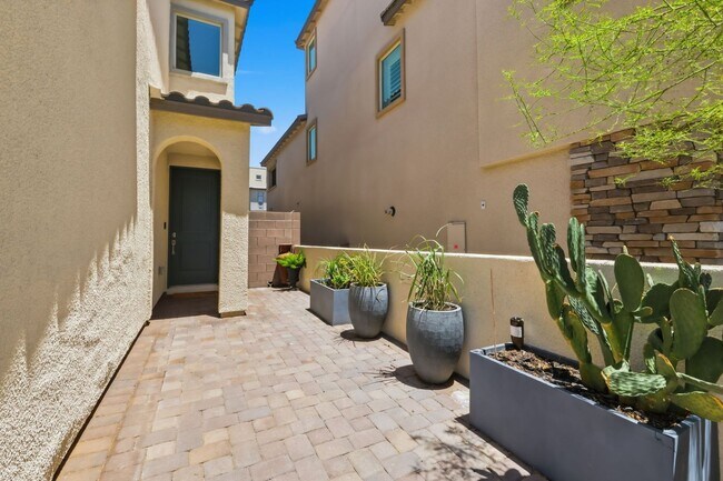 Building Photo - Move-In Ready Summerlin Gem with Courtyard Entry