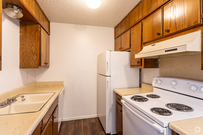 2BR, 1.5BA - 892SF - Sandpiper Apartments