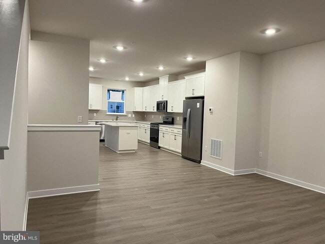 Building Photo - 507 Titanium St