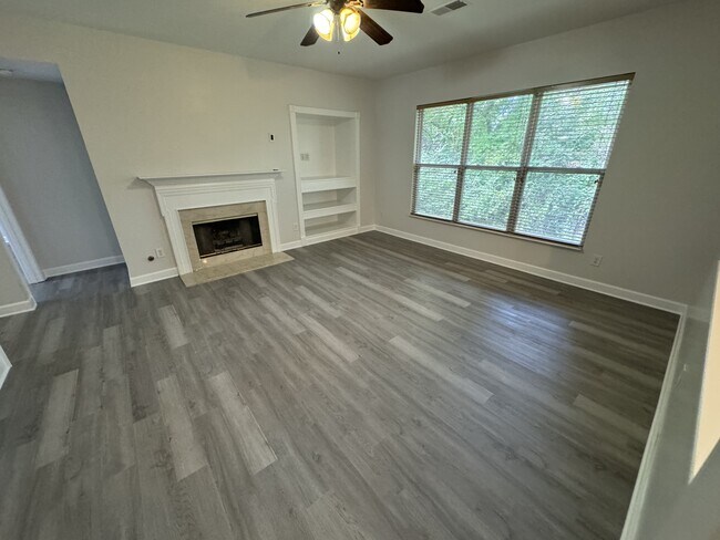 Foto del edificio - 1052 Tanyard Springs Dr
