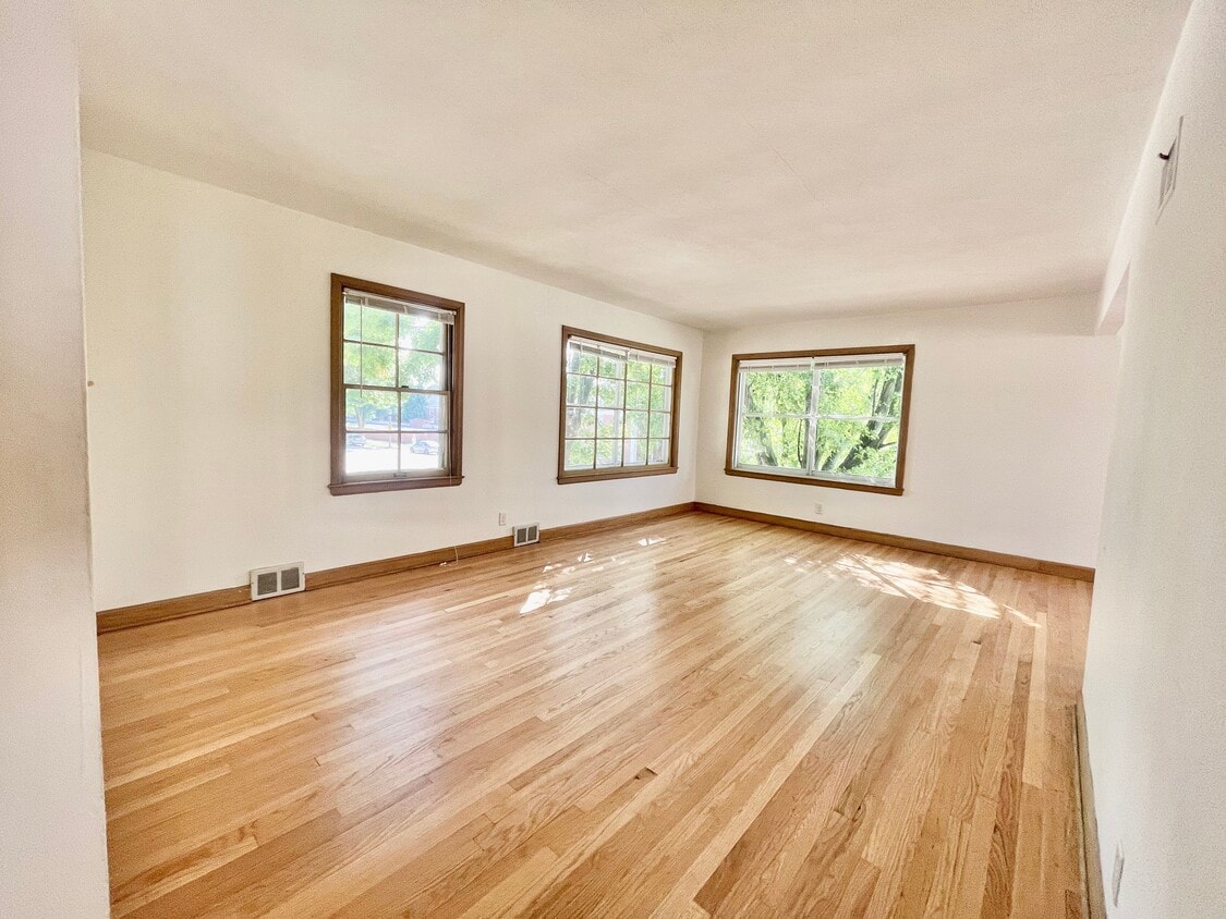 Family Room - 4500 N Woodruff Ave