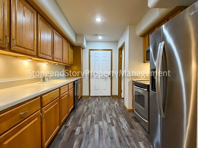 Foto del edificio - 2 bedroom 1.5 bath duplex with sunroom, 2 car garage and fenced yard