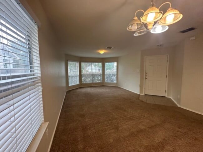 Building Photo - 3BR 2 Fb