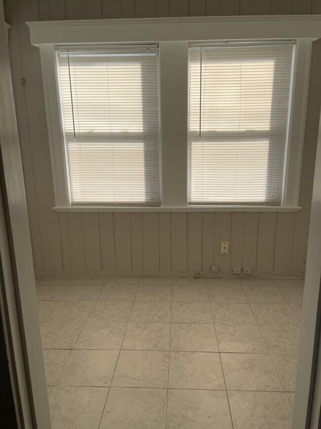 Foto del edificio - 84 Cloverdale Rd