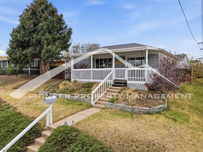 Foto del edificio - Updated Home on Corner Lot with Beautiful Landscaping!