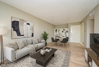 Building Photo - 2826 S Bartell Dr