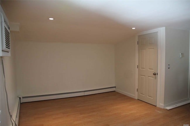 Building Photo - 33 Crooked Hill Rd