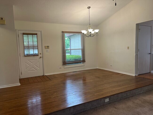Foto del edificio - 821 Brentwood Dr