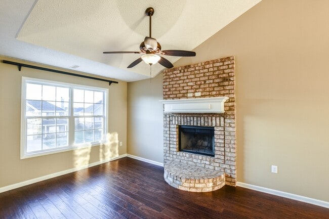 Building Photo - Dog Friendly Three Bedroom!
