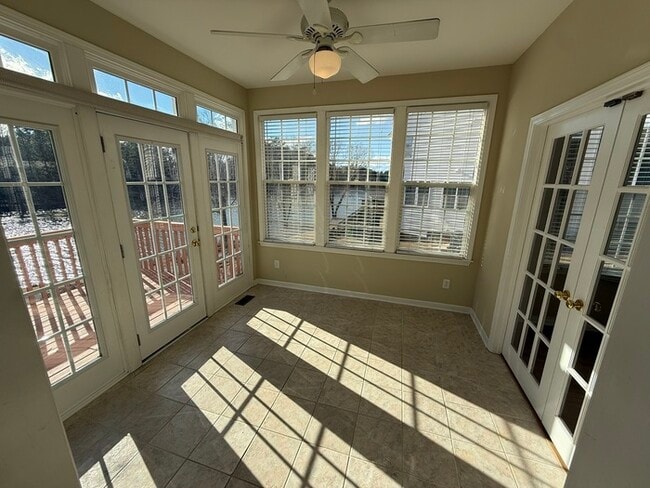 Foto del edificio - Beautiful 3 Bedroom 2.5 Bath End Unit Town Home with Lake View!