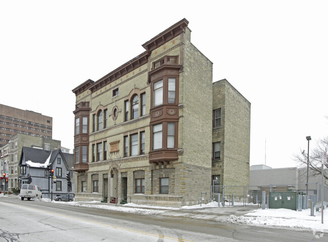 Foto del edificio - 1305 N Milwaukee St