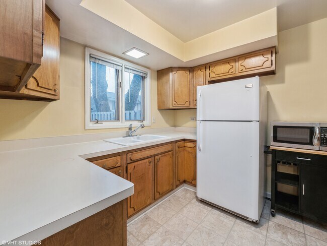 Building Photo - Spacious Townhome in Barrington!!
