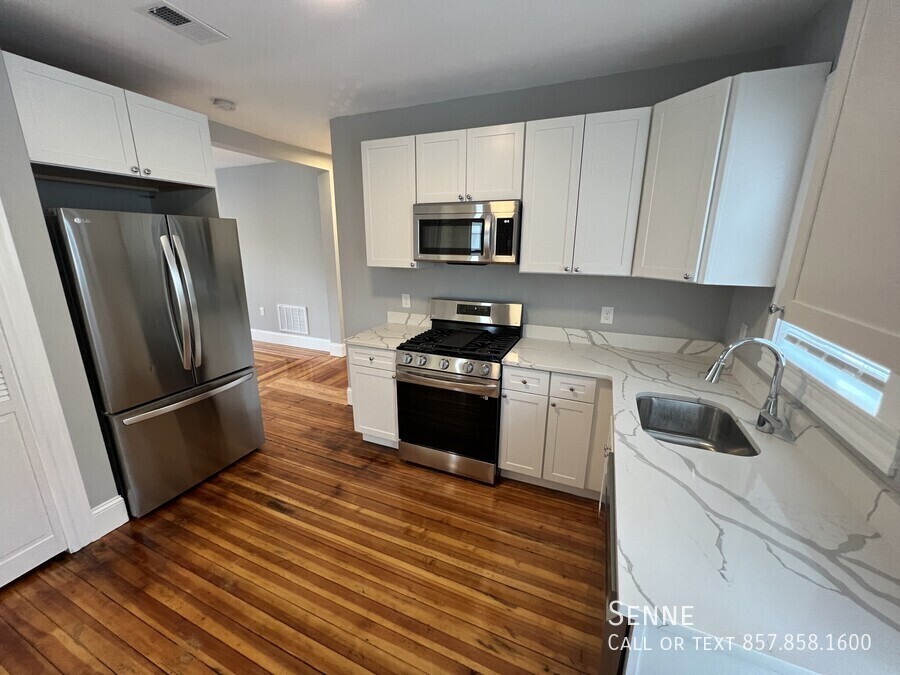 Foto principal - Spacious 4-Bed, 2-Bath in Somerville – Ava...