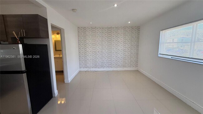 Foto del edificio - 560 NE 67th St