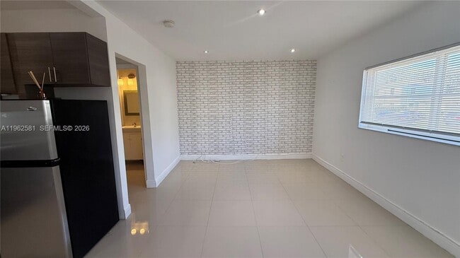 Building Photo - 560 NE 67th St