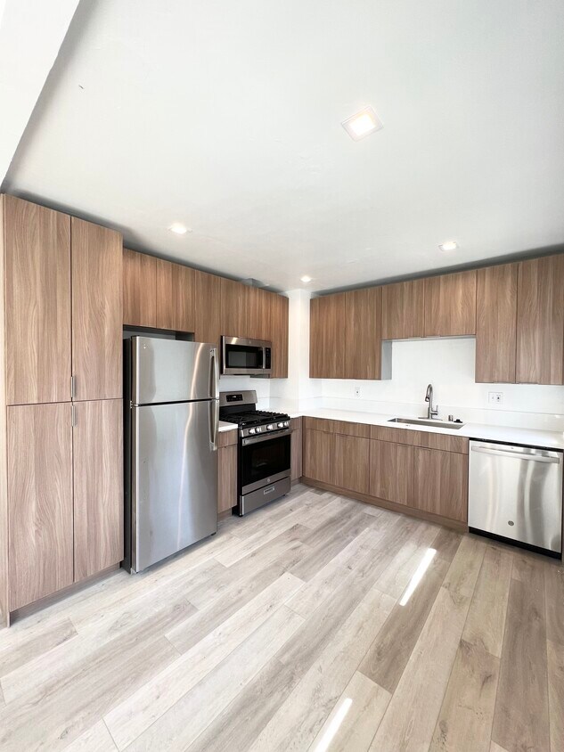 Foto principal - 7911 Blackburn Ave