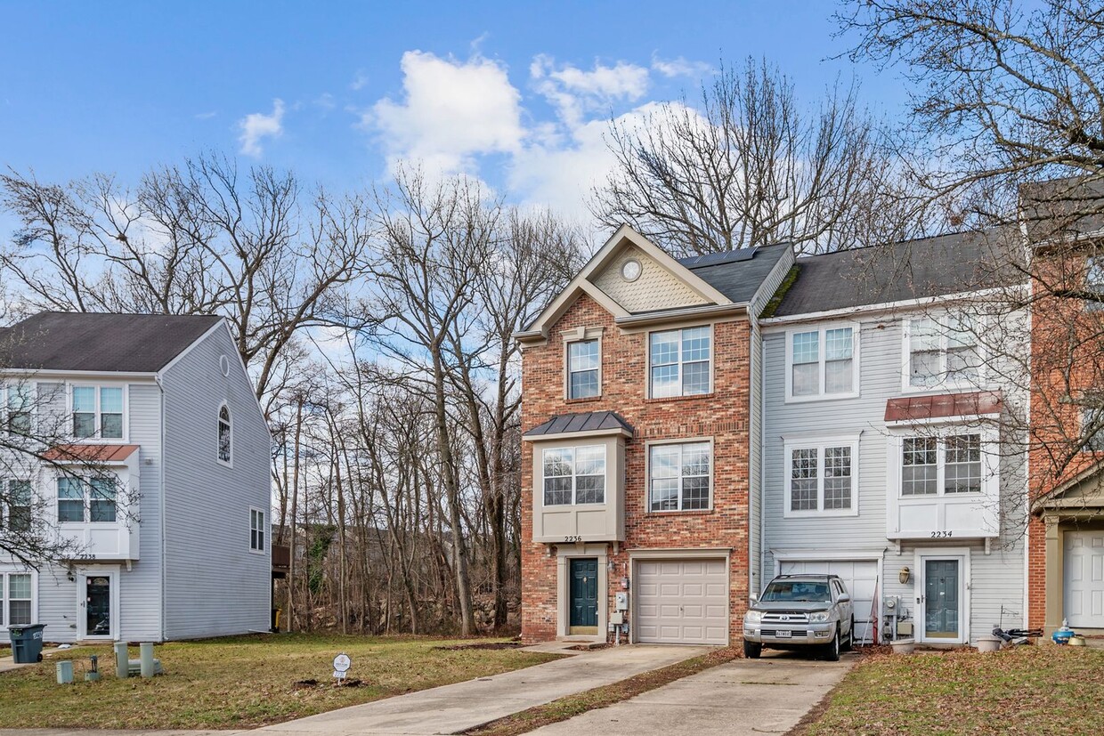 Primary Photo - End Unit Townhome In Seven Oaks