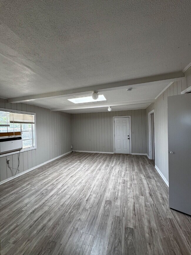 Foto del edificio - "Charming 3-Bed Oasis with Spacious Living in Prime Lubbock Location!"