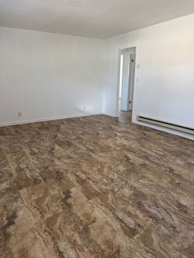 Foto del edificio - 104-104 N Birchwood Dr