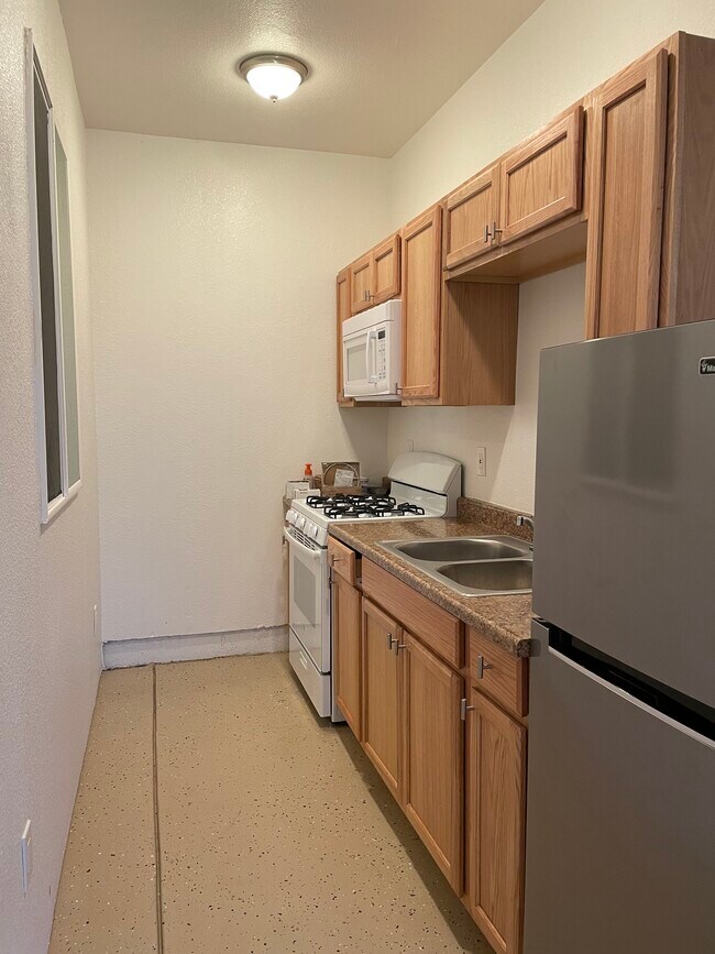 Kitchen - 819 Gloria Dr