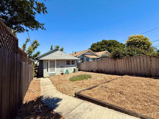 Building Photo - Charming 3-Bedroom Home with Yard – Conven...