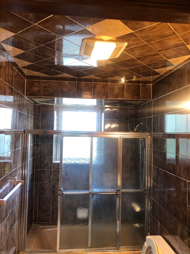 Cuarto de baño principal con un winff ow ft² - 8717 17th Ave